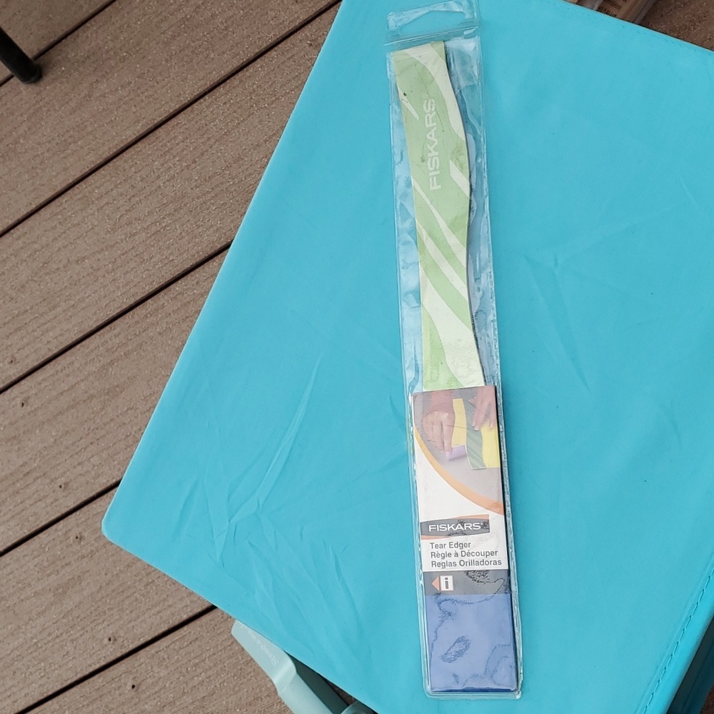 Paper edge tear tool (wave shape) by Fiskars